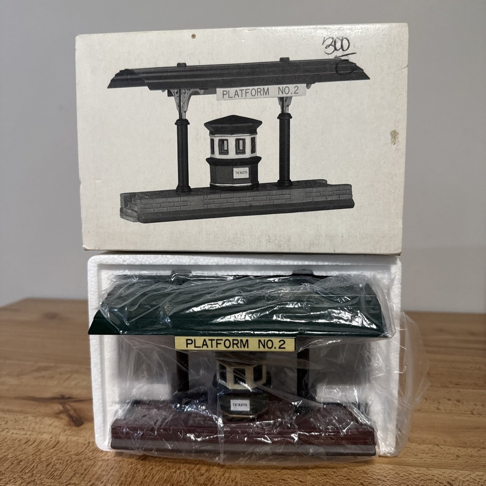 Dept. 56 VICTORIA STATION Train Platform 5575-1 Heritage Village Collection